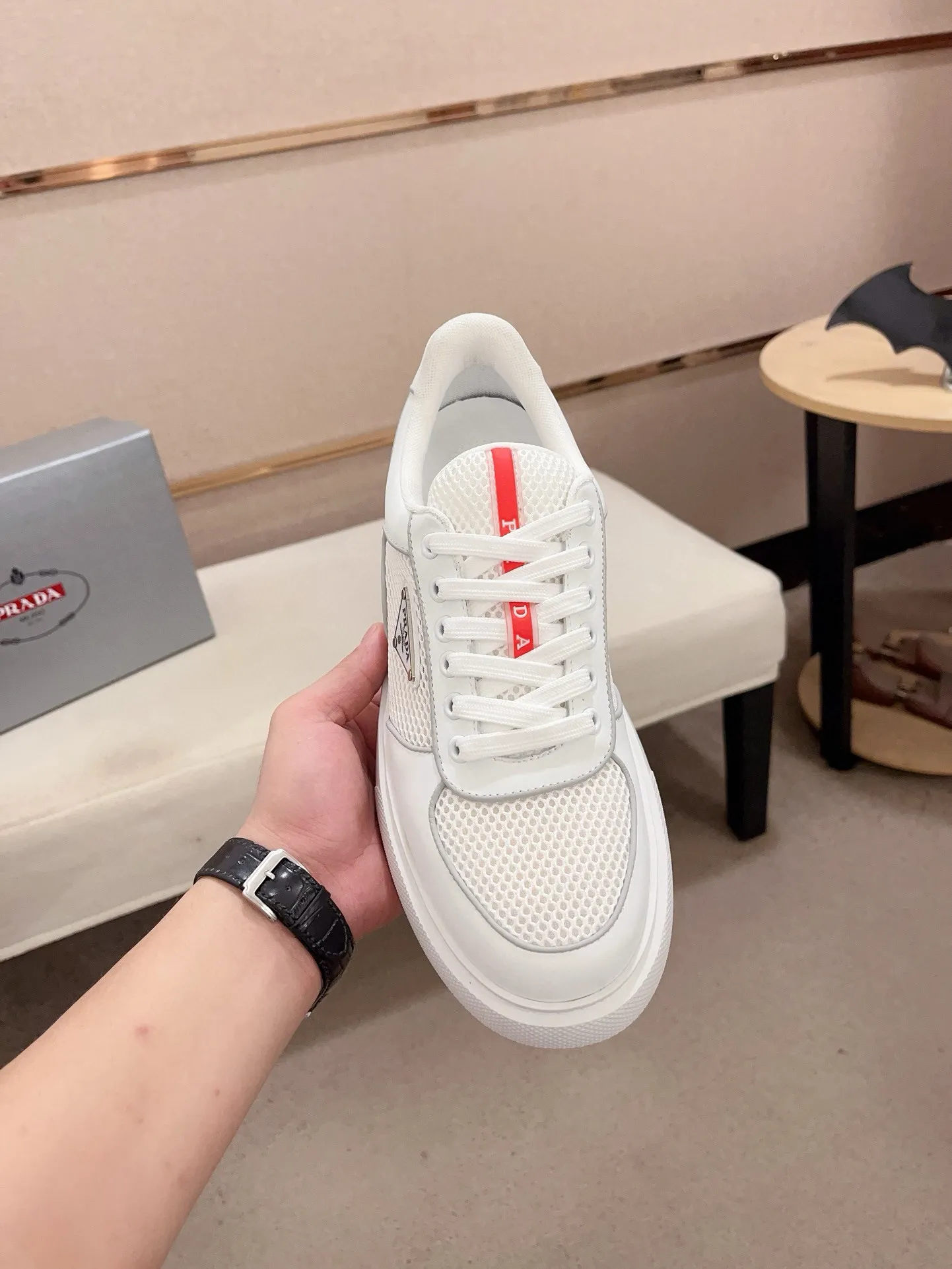 Men's shoes 💰 580💰 ✔️✔️✔️High-quality new PRADA counters are launched at the same time. The new men's shoes and 😘fabrics are selected from first-layer cowhide and are made by pure handicrafts. Lining: Full cowhide lining. 👍🏿 High-end ☄️ air-cushion molded anti-slip rubber outsole, exquisite lines, simple and elegant, comfortable and high-end for leisure travel. Code number: 38 to 44 (45 can be customized)